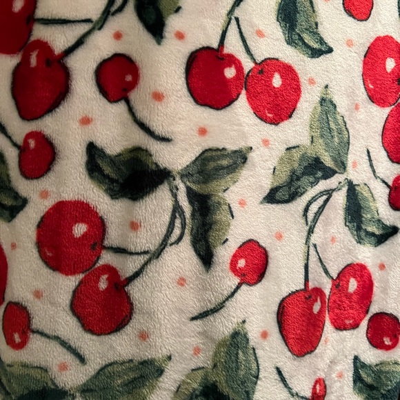 Brand New Berkshire Cherry Plush Throw w tags - Picture 4 of 5